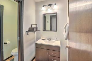 uma casa de banho com um lavatório, um WC e um espelho. em Comfy Lake Tahoe Condo with Private Beach Access! em Tahoe Vista