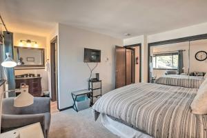 een slaapkamer met een bed, een bureau en een stoel bij Comfy Lake Tahoe Condo with Private Beach Access! in Tahoe Vista