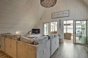 Gambar di galeri bagi Cozy Monticello Home with Lake Views and Private Dock! di Monticello