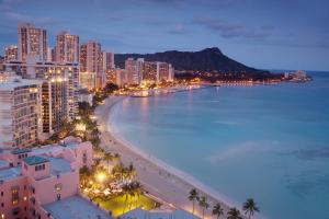 una vista aérea de la playa por la noche en Cozy Hawaiian Monarch condo, en Honolulu