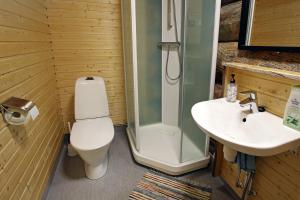 a bathroom with a toilet and a sink at Kuukkeli Apartments Pikku-Hirvas ja Porotokka in Saariselka