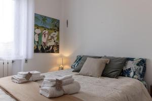 une chambre avec un lit avec des serviettes dessus dans l'établissement Casa Almyrà Costa dei trabocchi, à Fossacesia