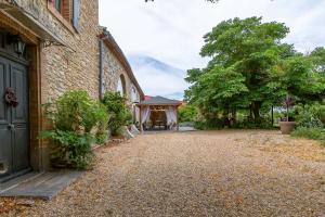 Villeneuve-lès-MontréalにあるLe Mas Roseの展望台付きの建物の横の空き道