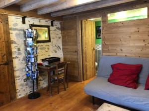 Zimmer mit Sofa, Schreibtisch und Tisch in der Unterkunft Les gîtes du Mistouflon in Planay