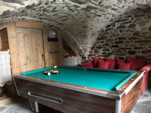 Biliardový stôl v ubytovaní Les gîtes du Mistouflon