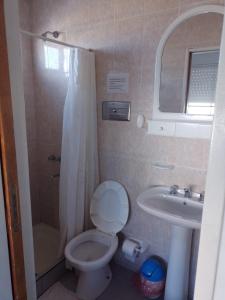uma pequena casa de banho com WC e lavatório em Leticia y Fabián em Gualeguaychú
