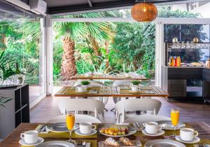 uma sala de jantar com mesas e cadeiras e uma grande janela em Axel Beach Maspalomas - Adults Only em Playa del Inglés