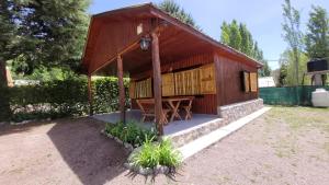 un pequeño cobertizo con una mesa de picnic en un patio en Cabañas de Montaña Tecta-Cher en Potrerillos