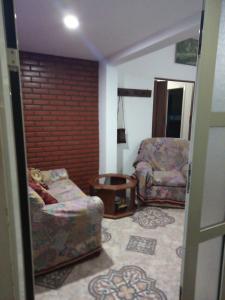 sala de estar con sofá y silla en CASA PARA 6 PERSONAS EN SAN BERNARDO en San Bernardo