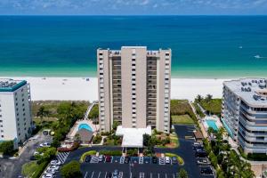 eine Luftansicht auf ein Gebäude und den Strand in der Unterkunft Charming 2 Bed South End Beachfront Condo at Popular Seawinds in Henry Key