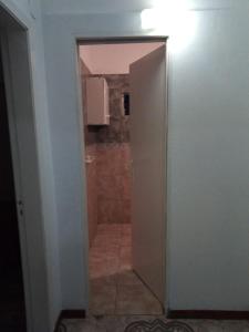 puerta abierta a un baño con ducha en CASA PARA 6 PERSONAS EN SAN BERNARDO en San Bernardo