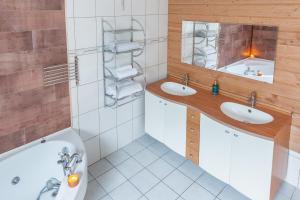 Kúpeľňa v ubytovaní Le Coeur des Vosges - Jacuzzi disponible toute l'année + 32 fotografií