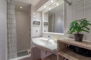 une salle de bain avec un lavabo et un miroir dans l'établissement La Lavandière, à Bormes-les-Mimosas 4 autres photos