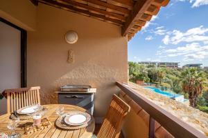 un patio avec une table et des chaises sur un balcon dans l'établissement La Lavandière, à Bormes-les-Mimosas