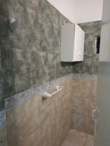 baño con ducha y armario blanco en CASA PARA 6 PERSONAS EN SAN BERNARDO en San Bernardo