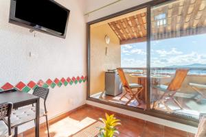 une chambre avec un balcon avec une table et des chaises dans l'établissement La Lavandière, à Bormes-les-Mimosas