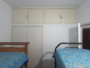 1 dormitorio con 2 camas y armarios blancos en CASA PARA 6 PERSONAS EN SAN BERNARDO en San Bernardo