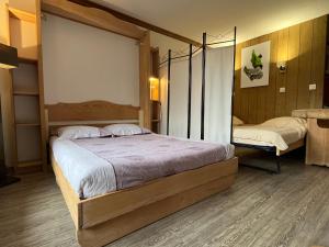 een slaapkamer met 2 bedden in een kamer bij Solaise in Val dʼIsère