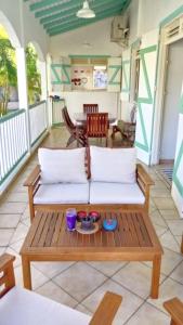 Seating area sa Appartement de 4 chambres avec piscine partagee jardin clos et wifi a Le Gosier a 1 km de la plage