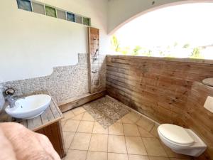 uma casa de banho com um lavatório e um WC em Appartement de 4 chambres avec piscine partagee jardin clos et wifi a Le Gosier a 1 km de la plage em Le Gosier