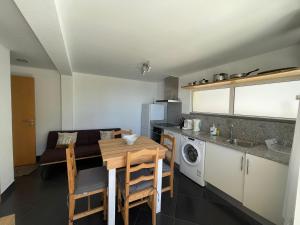 eine Küche mit Tisch und Esszimmer in der Unterkunft MAKTUB SUNSET COTTAGE A in Paul do Mar