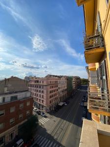 una vista aérea de una calle de la ciudad con edificios en La Casa di Miele - Center Rome apartment, en Roma