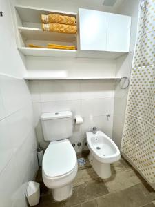 uma pequena casa de banho com WC e lavatório em Cozy & sunny studio in Saavedra em Buenos Aires