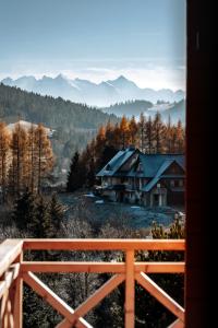 - une vue depuis le balcon d'une maison dans les montagnes dans l'établissement Houten Vakantiewoning "ReisnaarPolen" inclusief royaal ontbijt, sauna en gids, à Czarna Góra