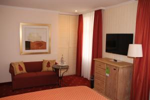 TV a/nebo společenská místnost v ubytování Romantik im Hotel Villa Röhl