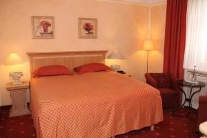 Postel nebo postele na pokoji v ubytování Romantik im Hotel Villa Röhl