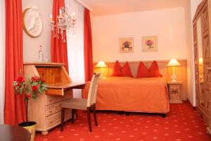 Postel nebo postele na pokoji v ubytování Romantik im Hotel Villa Röhl + 37 fotografií