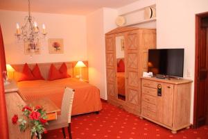 En eller flere senge i et værelse på Romantik im Hotel Villa Röhl