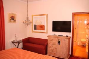 TV a/nebo společenská místnost v ubytování Romantik im Hotel Villa Röhl