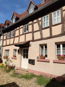 a building with flower boxes on the windows at Apartment Hofheimer Altstadt in Hofheim am Taunus