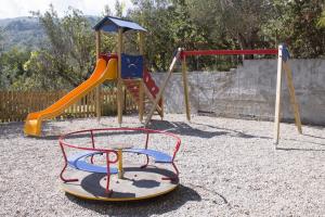 einen Spielplatz mit Rutsche und Schaukel in der Unterkunft Agriturismo La Turritella in Rende