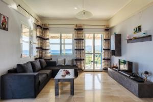 Posedenie v ubytovaní Koroni Seaview Retreats - Summer Escape Lodgings