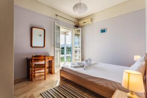 Posteľ alebo postele v izbe v ubytovaní Koroni Seaview Retreats - Summer Escape Lodgings