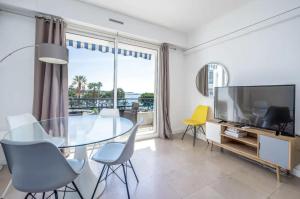 Televízia a/alebo spoločenská miestnosť v ubytovaní C082-Croisette - 2 Chambres - Vue Epoustouflante
