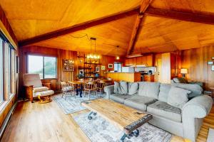 uma sala de estar com um sofá e uma mesa em Comstock Retreat em Sea Ranch