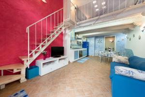 Sala de estar con altillo y escalera en Cambusa del Capitano, en San Vito lo Capo