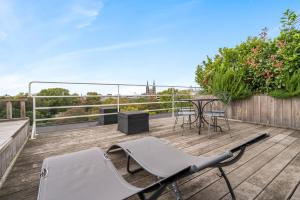 un patio con sillas y una mesa en una terraza en Fuths Penthouse 55, en Amberes