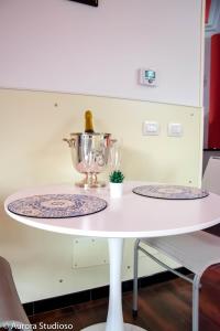 Una mesa blanca con un trofeo encima. en B&B L'incanto degli Artisti en Caltagirone