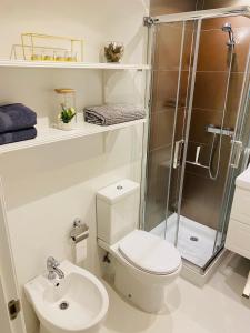 een badkamer met een douche, een toilet en een wastafel bij Town Apartment direkt im Zentrum von Denia in Denia