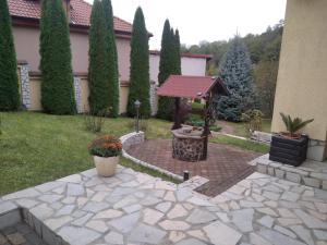 a garden with a gazebo in a yard at Casa Sabina in Mediaş