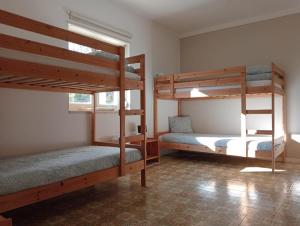 een kamer met 2 stapelbedden in een kamer bij casal do melro in Ericeira