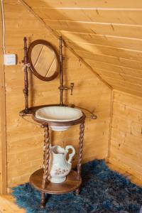 espejo y lavabo en una habitación de madera en Chalet Επισκοπικό Ιωάννινα Ξύλινο σπίτι σε κτήμα 