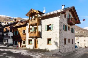 a building with a balcony on the side of it at Gemma Rosina's Home in Livigno