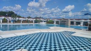 - une grande piscine dotée de carrelage bleu et blanc dans l'établissement Agradable casa con piscina en tierra caliente, à Flandes