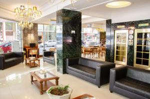 un vestíbulo de un restaurante con sofás y mesas en Hotel Valles en Mar del Plata