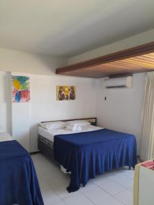 1 dormitorio con 2 camas y sábanas azules en Sonia Flats Tambaú - Flat com vista mar na Orla de João Pessoa, en João Pessoa